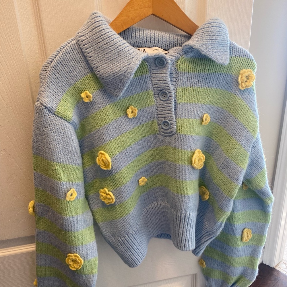 NWT 🏷️ beautiful jacquard Zara sweater with cute flower details.
